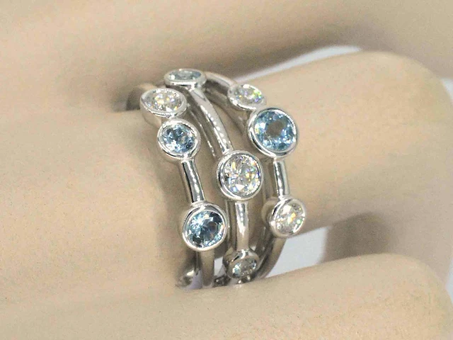 Witgouden design ring met aquamarijn en diamant - afbeelding 4 van  11
