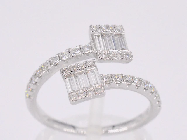 Witgouden design ring met briljant en baguette - afbeelding 1 van  11