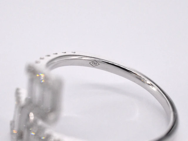Witgouden design ring met briljant en baguette - afbeelding 11 van  11