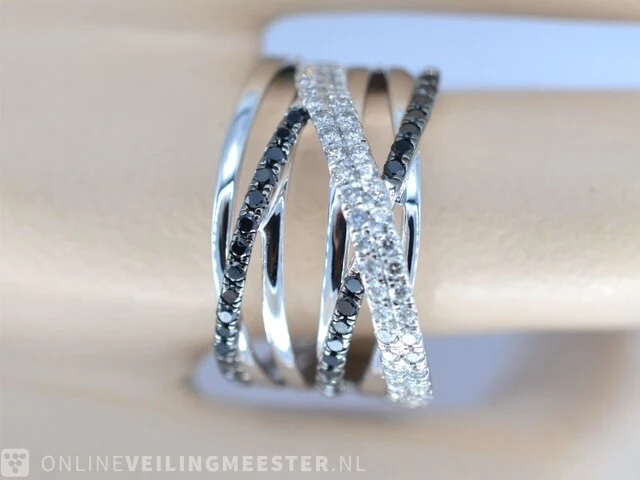 Witgouden design ring met witte en zwarte briljanten diamanten - afbeelding 3 van  8