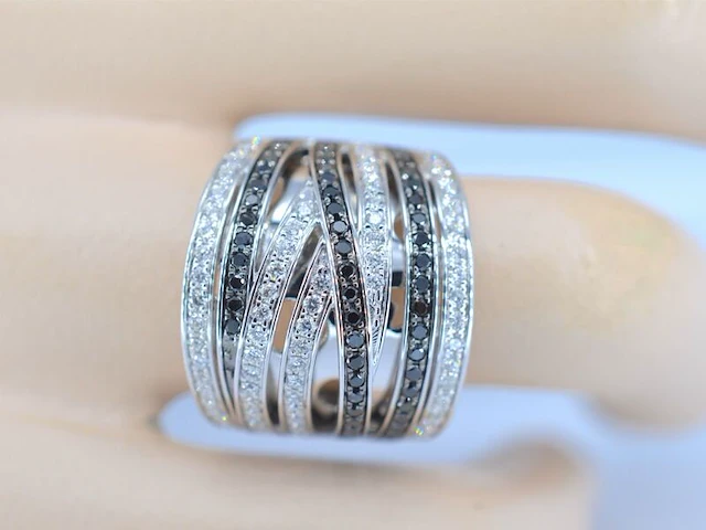 Witgouden design ring met witte en zwarte briljanten diamanten - afbeelding 3 van  10