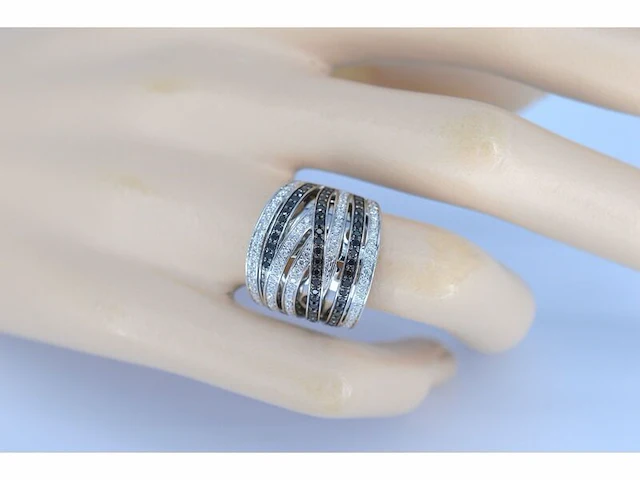 Witgouden design ring met witte en zwarte briljanten diamanten - afbeelding 4 van  10