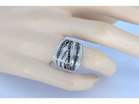 Witgouden design ring met witte en zwarte briljanten diamanten - afbeelding 4 van  10