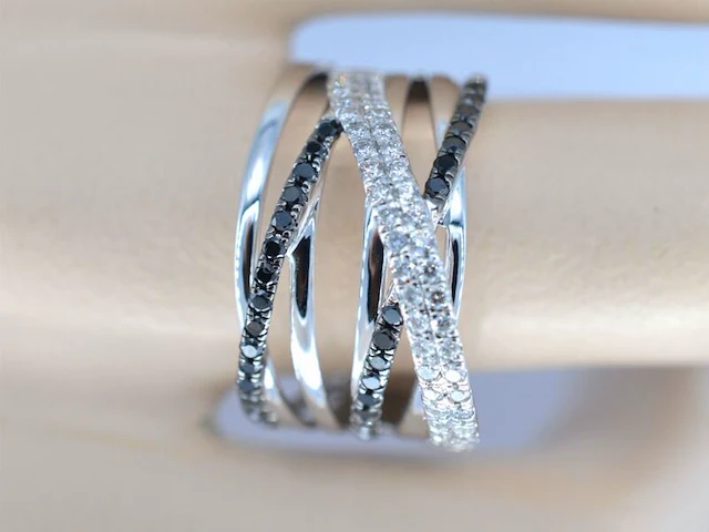 Witgouden design ring met witte en zwarte briljanten diamanten - afbeelding 3 van  8