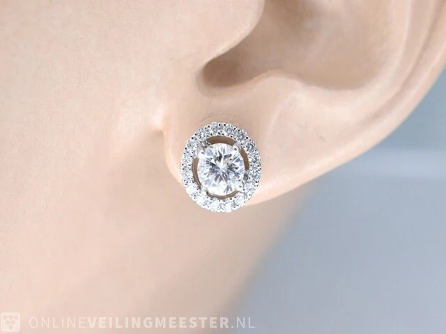 Witgouden diamanten entourage oorbellen van 1.50 carat - afbeelding 2 van  6