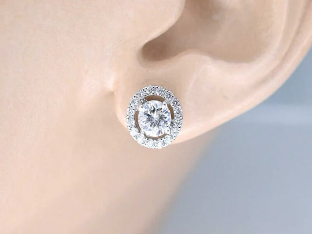Witgouden diamanten entourage oorbellen van 1.50 carat - afbeelding 2 van  8