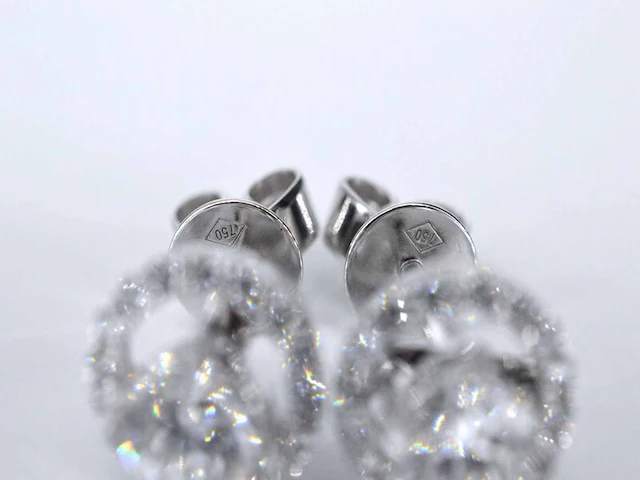 Witgouden diamanten entourage oorbellen van 1.50 carat - afbeelding 6 van  8