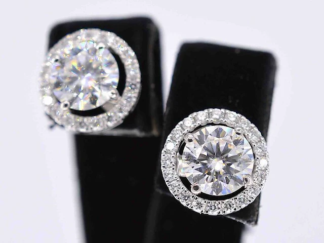 Witgouden diamanten entourage oorbellen van 1.80 carat - afbeelding 1 van  9