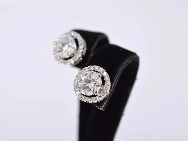 Witgouden diamanten entourage oorbellen van 1.80 carat - afbeelding 3 van  9