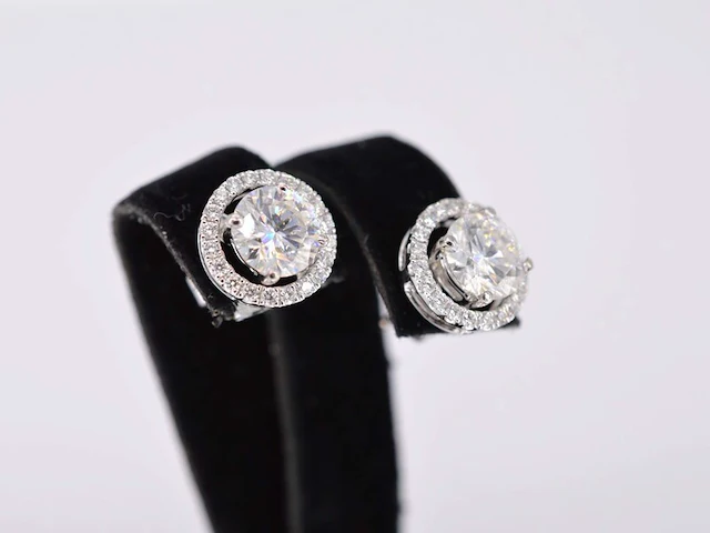 Witgouden diamanten entourage oorbellen van 1.80 carat - afbeelding 4 van  9