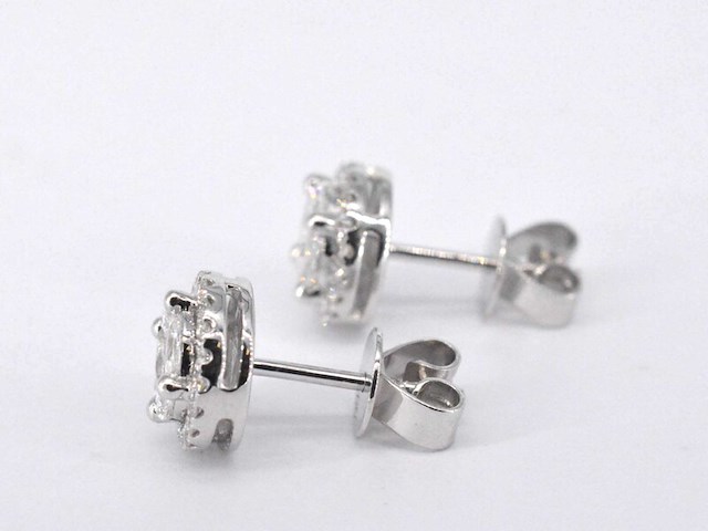 Witgouden diamanten oorbellen met een rand van briljanten - afbeelding 5 van  9