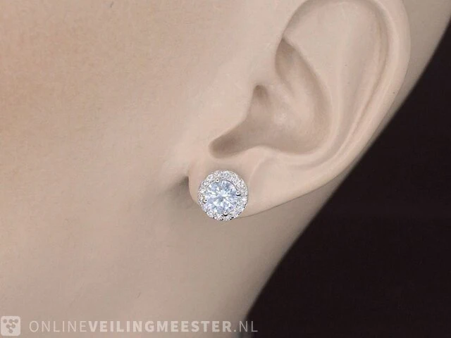 Witgouden diamanten solitair oorbellen met een entourage van 1.26 carat - afbeelding 3 van  9