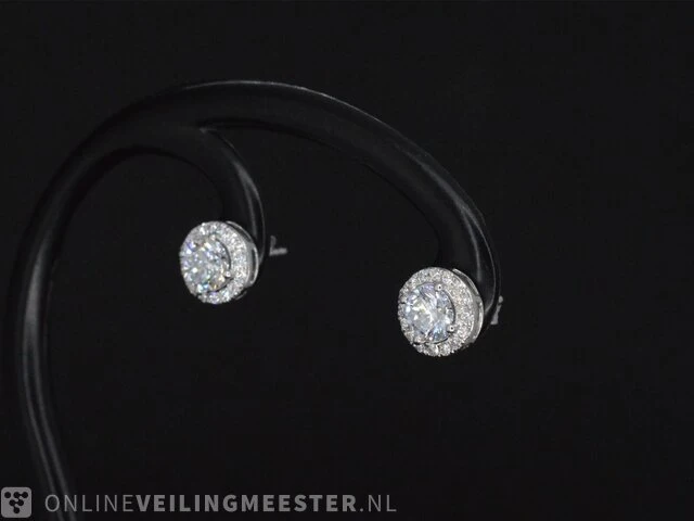 Witgouden diamanten solitair oorbellen met een entourage van 1.26 carat - afbeelding 5 van  9