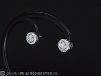 Witgouden diamanten solitair oorbellen met een entourage van 1.26 carat - afbeelding 5 van  9