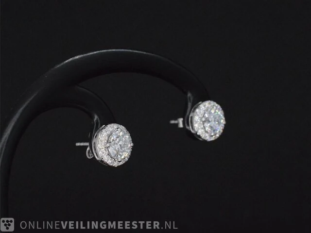 Witgouden diamanten solitair oorbellen met een entourage van 1.26 carat - afbeelding 6 van  9