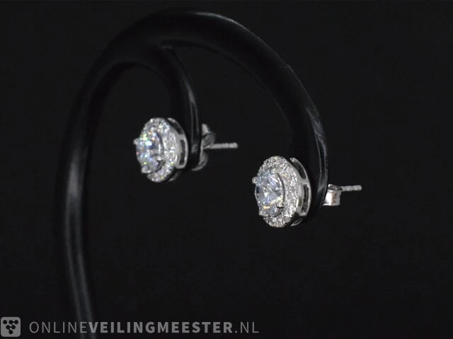 Witgouden diamanten solitair oorbellen met een entourage van 1.26 carat - afbeelding 7 van  9