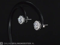 Witgouden diamanten solitair oorbellen met een entourage van 1.26 carat - afbeelding 7 van  9