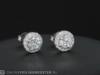 Witgouden diamanten solitair oorbellen met een entourage van 1.26 carat - afbeelding 8 van  9