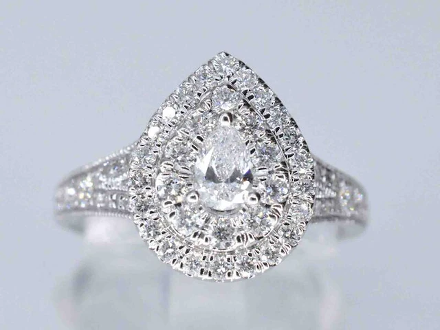 Witgouden druppelvormige entourage ring met diamanten - afbeelding 1 van  8