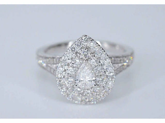 Witgouden druppelvormige entourage ring met diamanten - afbeelding 3 van  8