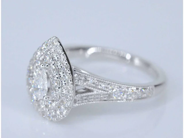 Witgouden druppelvormige entourage ring met diamanten - afbeelding 4 van  8