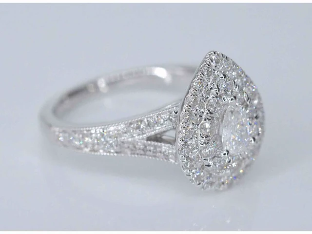 Witgouden druppelvormige entourage ring met diamanten - afbeelding 5 van  8