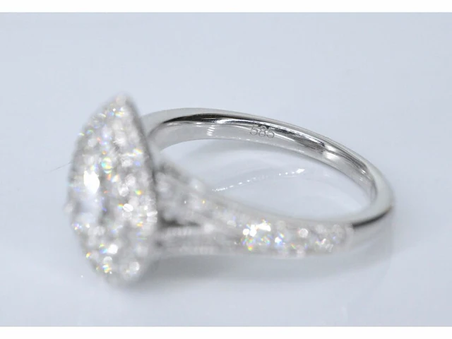 Witgouden druppelvormige entourage ring met diamanten - afbeelding 6 van  8