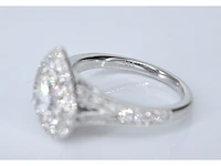 Witgouden druppelvormige entourage ring met diamanten - afbeelding 6 van  8
