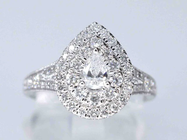Witgouden druppelvormige entourage ring met diamanten - afbeelding 1 van  8