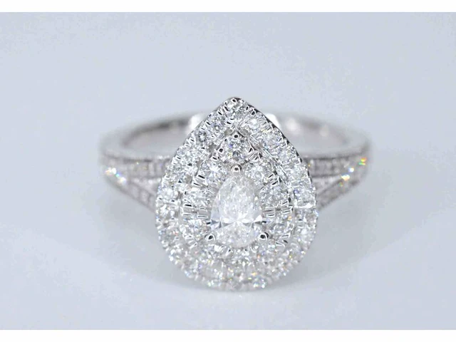 Witgouden druppelvormige entourage ring met diamanten - afbeelding 3 van  8