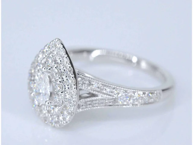 Witgouden druppelvormige entourage ring met diamanten - afbeelding 4 van  8