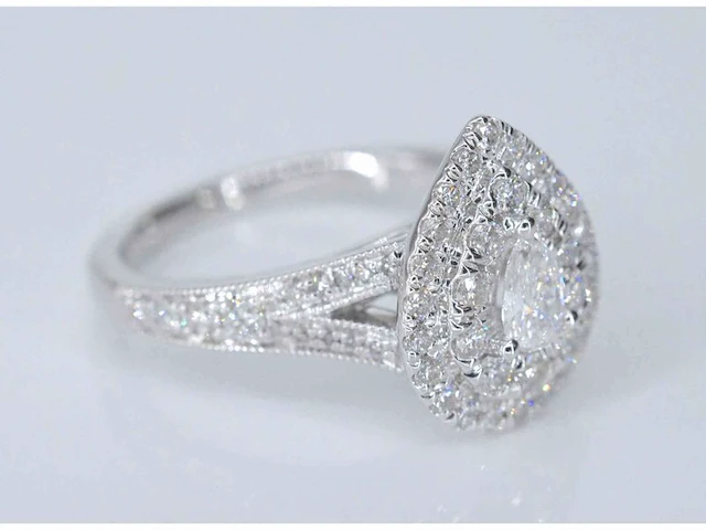 Witgouden druppelvormige entourage ring met diamanten - afbeelding 5 van  8