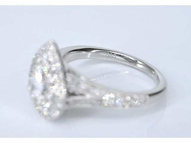 Witgouden druppelvormige entourage ring met diamanten - afbeelding 6 van  8