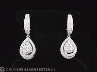 Witgouden druppelvormige oorhangers met briljant geslepen diamanten - afbeelding 1 van  9