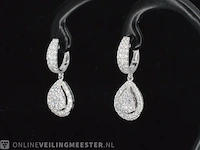 Witgouden druppelvormige oorhangers met briljant geslepen diamanten - afbeelding 3 van  9