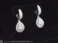 Witgouden druppelvormige oorhangers met briljant geslepen diamanten - afbeelding 4 van  9