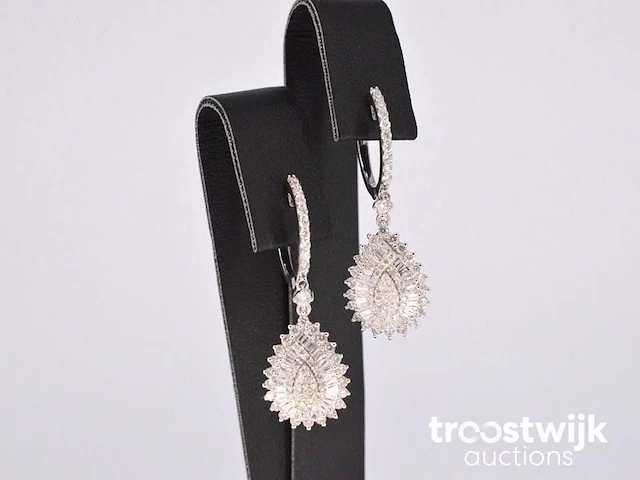 Witgouden druppelvormige oorhangers met diamanten - afbeelding 1 van  8