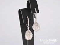 Witgouden druppelvormige oorhangers met diamanten - afbeelding 1 van  8