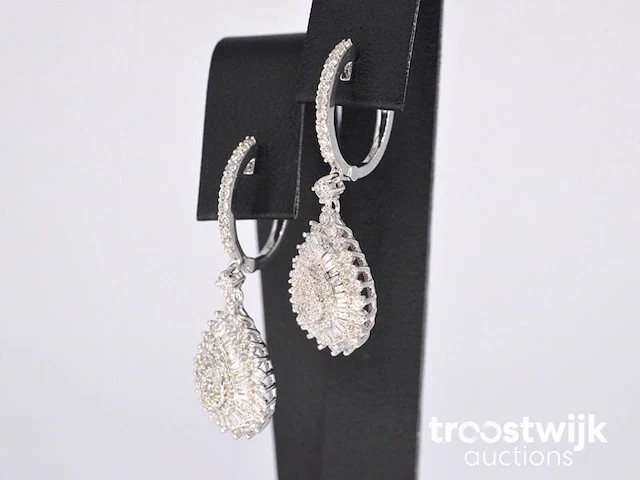 Witgouden druppelvormige oorhangers met diamanten - afbeelding 4 van  8