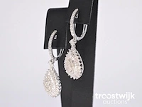 Witgouden druppelvormige oorhangers met diamanten - afbeelding 4 van  8