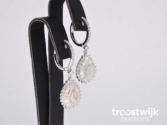 Witgouden druppelvormige oorhangers met diamanten - afbeelding 5 van  8