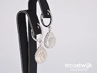 Witgouden druppelvormige oorhangers met diamanten - afbeelding 5 van  8
