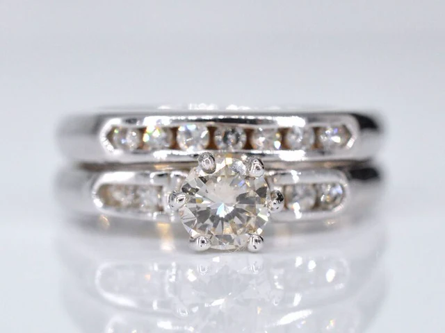 Witgouden dubbele ring met een briljant geslepen diamant - afbeelding 1 van  8