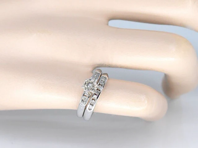 Witgouden dubbele ring met een briljant geslepen diamant - afbeelding 2 van  8