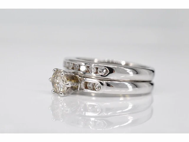 Witgouden dubbele ring met een briljant geslepen diamant - afbeelding 3 van  8
