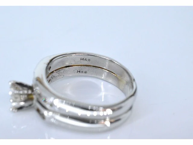 Witgouden dubbele ring met een briljant geslepen diamant - afbeelding 5 van  8