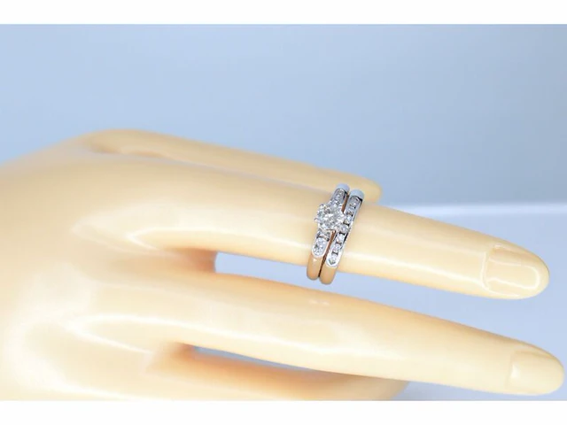 Witgouden dubbele ring met een briljant geslepen diamant - afbeelding 6 van  8