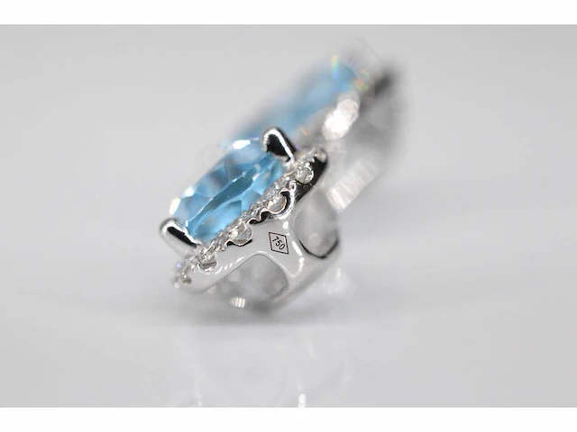 Witgouden entourage hanger bezet met topaas en diamanten, excl. ketting - afbeelding 6 van  8
