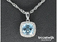 Witgouden entourage hanger bezet met topaas en diamanten - afbeelding 1 van  7