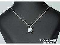 Witgouden entourage hanger bezet met topaas en diamanten - afbeelding 3 van  7